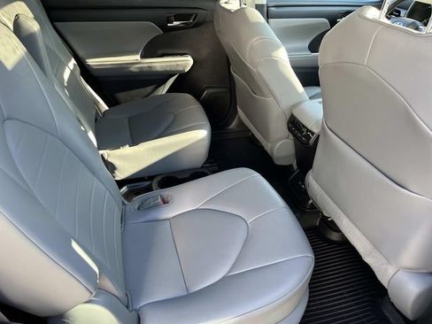 Used 2021 Toyota Highlander XLE AWD/4WD image 23