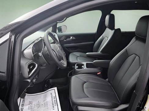 New 2026 Chrysler Voyager LX image 12