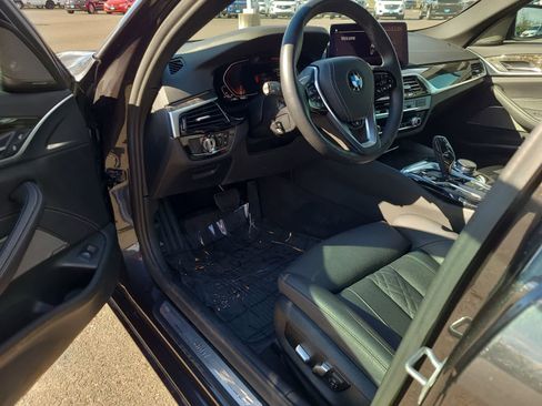 Used 2022 BMW 530i xDrive w/ Premium Package image 10