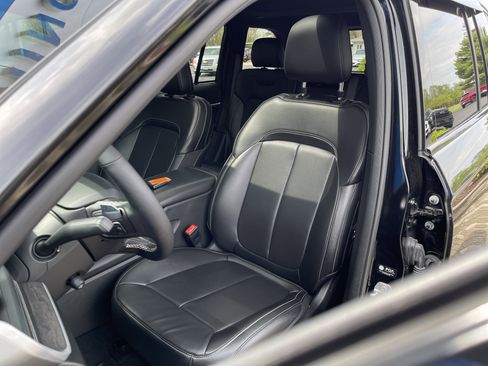 Used 2024 Jeep Grand Cherokee Limited w/ Luxury Tech Group II image 14