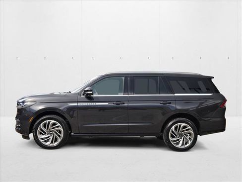 New 2025 Lincoln Navigator Reserve image 9