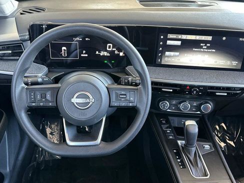 Used 2025 Nissan Kicks SV AWD/4WD image 14