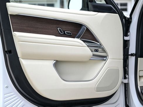 Used 2025 Land Rover Range Rover SE image 22