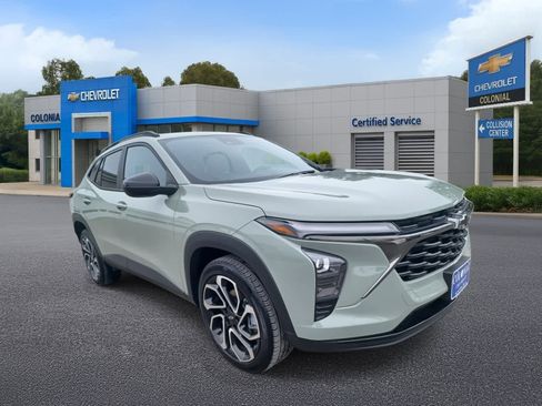 Used 2024 Chevrolet Trax RS w/ Sunroof Package image 2