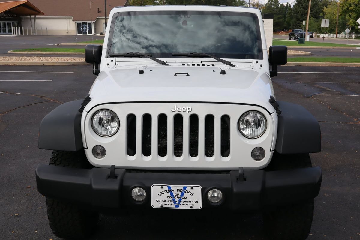 Used 2015 Jeep Wrangler Unlimited Rubicon w/ Connectivity Group AWD/4WD image 12