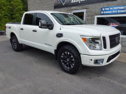 Used 2017 Nissan Titan PRO-4X w/ Pro-4x Convenience Package AWD/4WD image 2