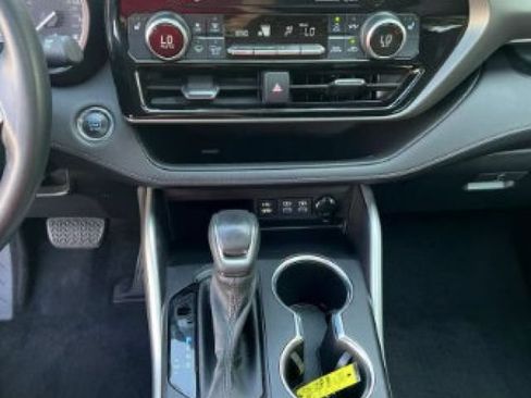 Used 2022 Toyota Highlander XLE AWD/4WD image 2