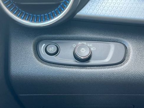 Used 2025 Chevrolet Trax LT w/ LT Convenience Package image 34