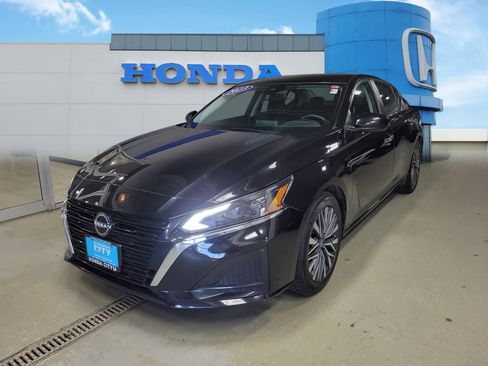 Used 2023 Nissan Altima 2.5 SV image 2