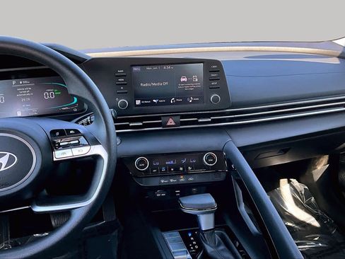 Used 2025 Hyundai Elantra Hybrid FWD image 6