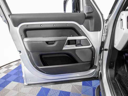 Used 2020 Land Rover Defender 110 SE image 13