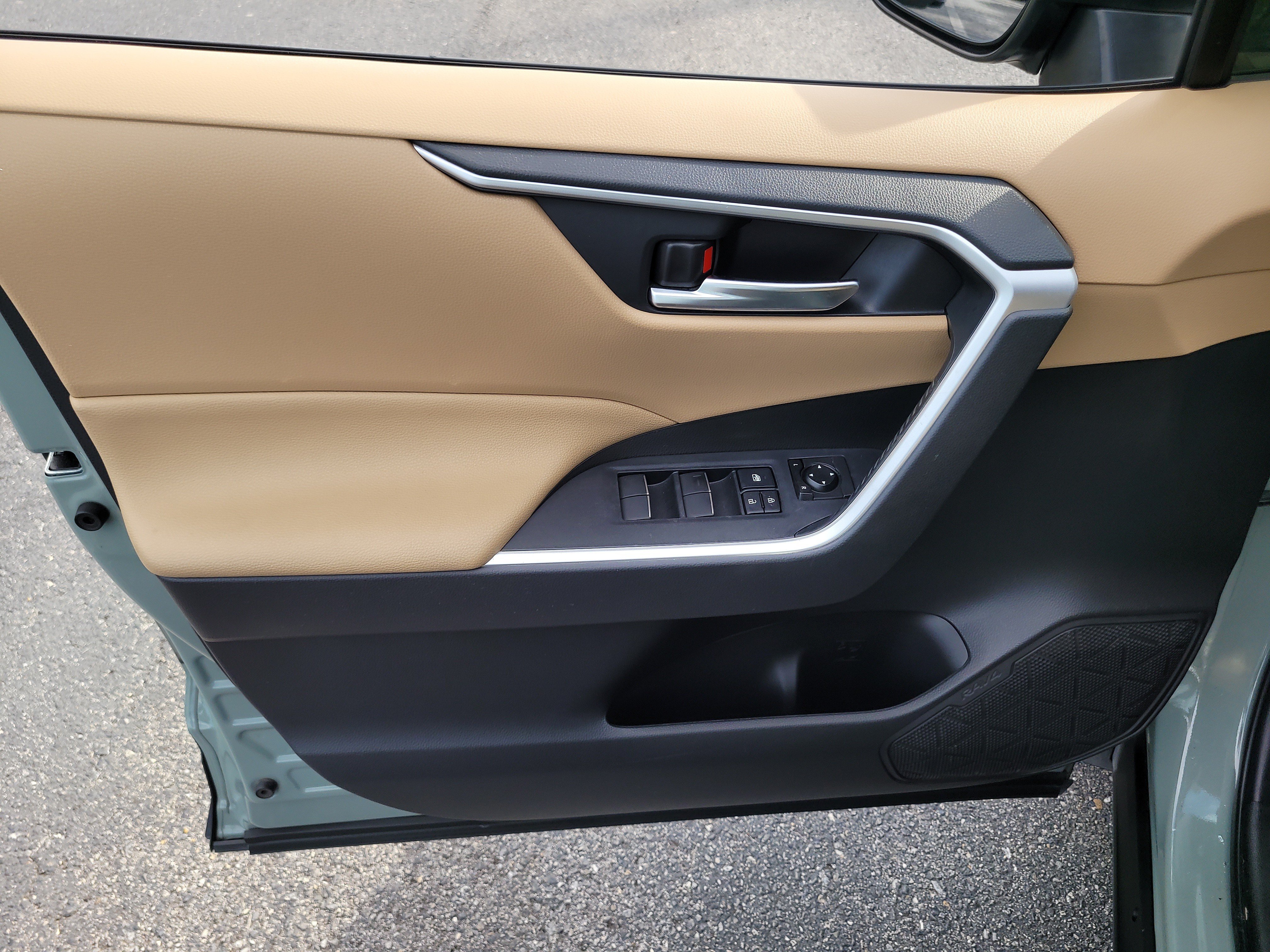 Used 2021 Toyota RAV4 XLE Premium FWD image 18