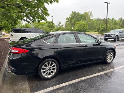 Used 2017 Ford Fusion SE image 2