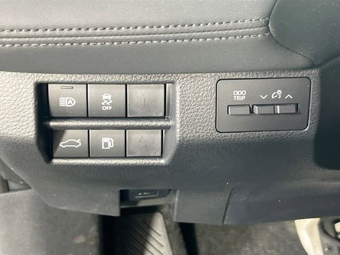 Used 2019 Toyota Avalon XLE w/ Moonroof Package image 10