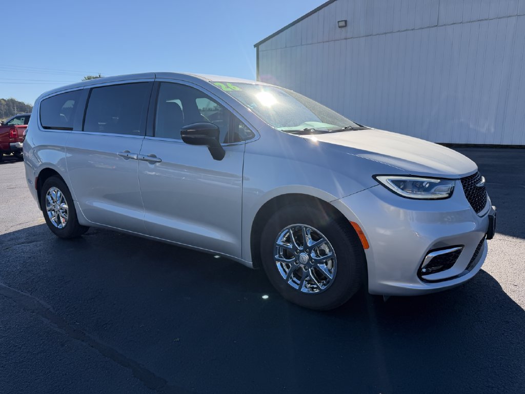 Used 2026 Chrysler Pacifica Select FWD image 3