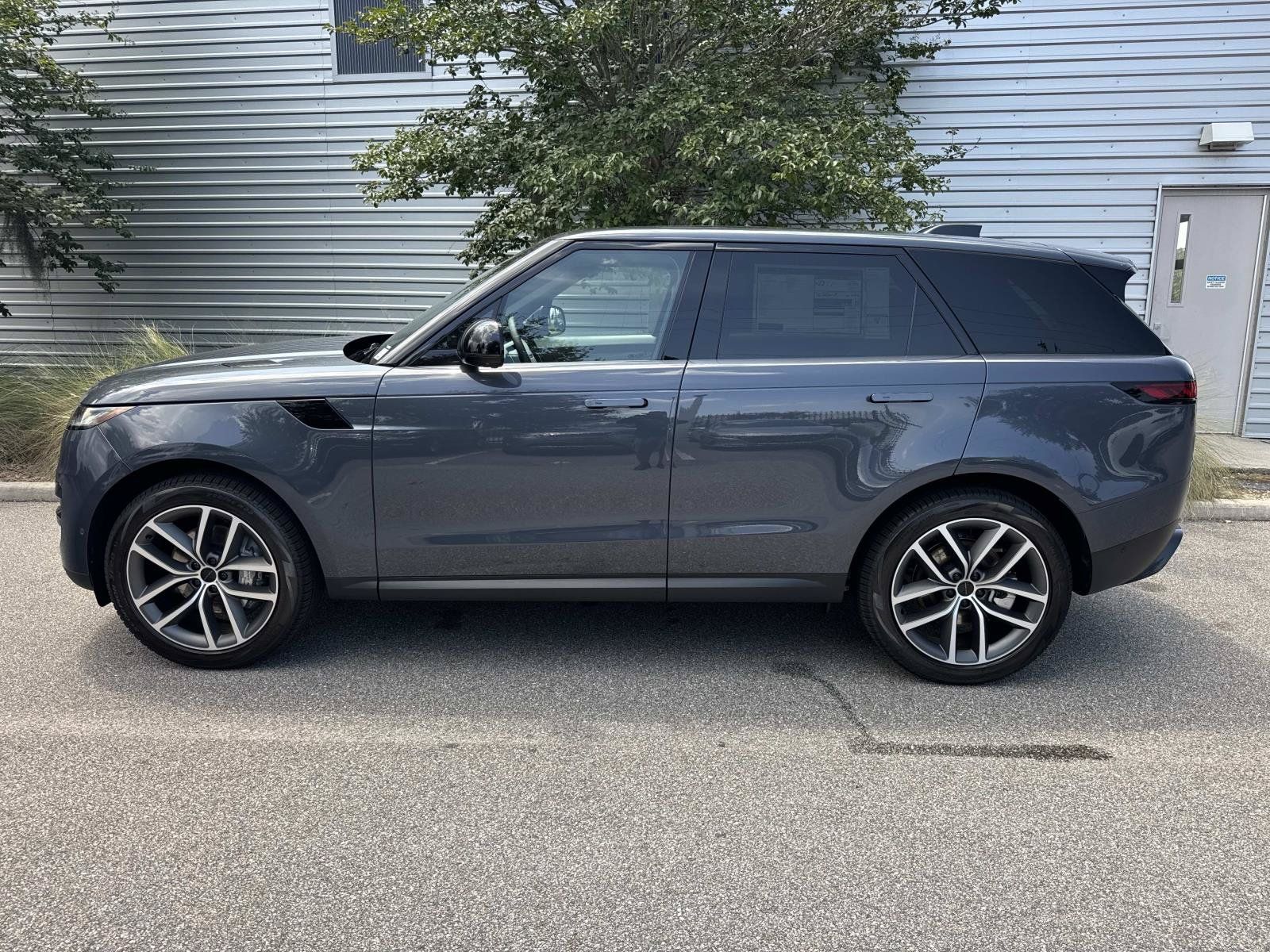 New 2027 Land Rover Range Rover Sport SE AWD/4WD image 2