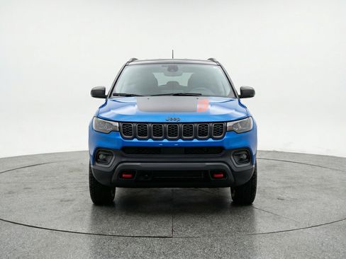 Used 2025 Jeep Compass Trailhawk image 2