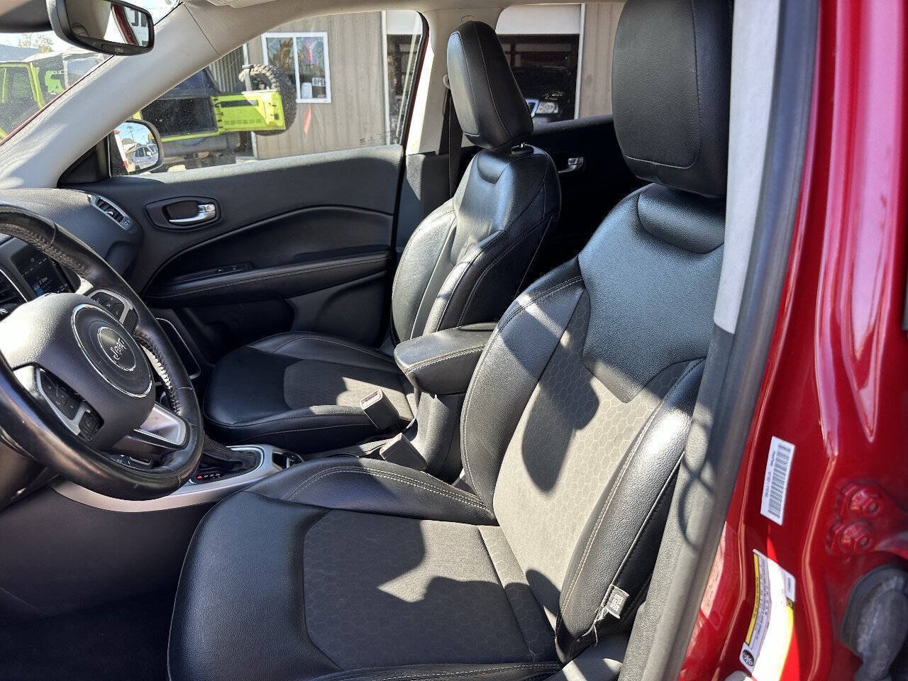 Used 2018 Jeep Compass Latitude w/ Popular Equipment Group AWD/4WD image 2