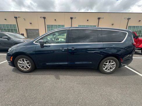 Used 2023 Chrysler Pacifica Touring-L FWD image 4