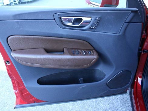 Used 2018 Volvo XC60 T5 Momentum w/ Vision Package image 8