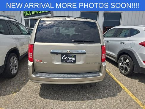 Used 2009 Chrysler Town & Country Touring FWD image 6