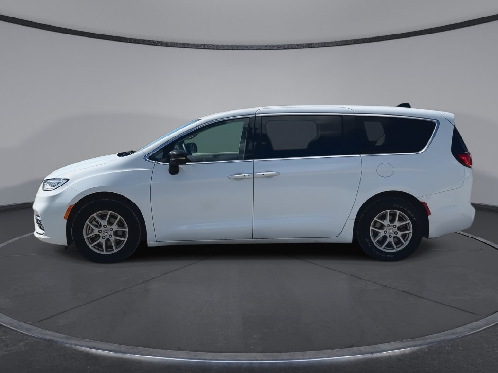 Used 2024 Chrysler Pacifica Touring-L FWD image 5
