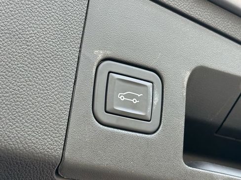 Used 2025 Cadillac XT4 Premium Luxury image 19