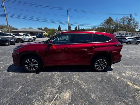 Used 2022 Toyota Highlander XLE AWD/4WD image 3