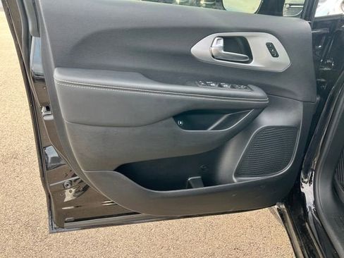 Used 2025 Chrysler Pacifica Premium image 11