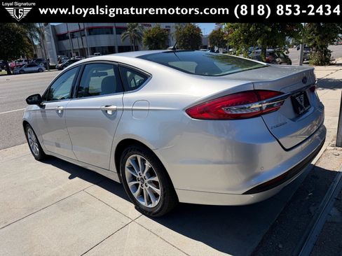 Used 2017 Ford Fusion SE w/ Fusion SE Technology Package FWD image 5