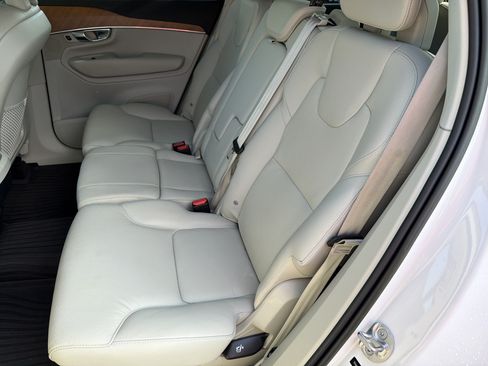 Used 2022 Volvo XC90 T6 Momentum w/ Climate Package AWD/4WD image 19