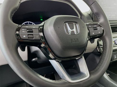 Used 2025 Honda Pilot Touring image 17