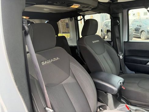 Used 2017 Jeep Wrangler Unlimited Sahara w/ Connectivity Group AWD/4WD image 15