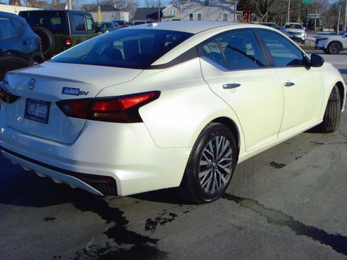 Used 2024 Nissan Altima 2.5 SV image 2