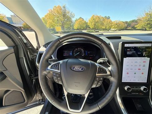 Used 2024 Ford Edge Titanium image 14