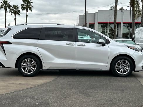Used 2024 Toyota Sienna Platinum image 3