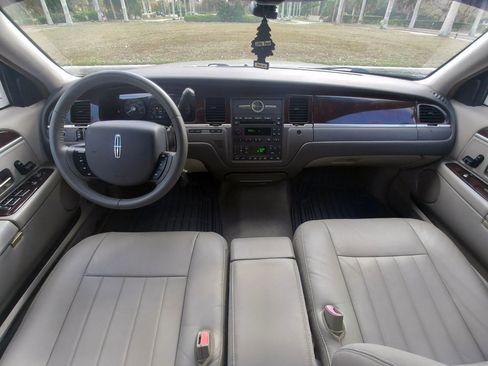 Used 2006 Lincoln Town Car Signature image 22