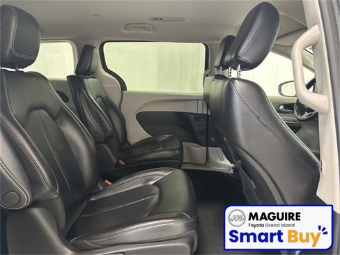 Used 2022 Chrysler Pacifica Touring-L image 23