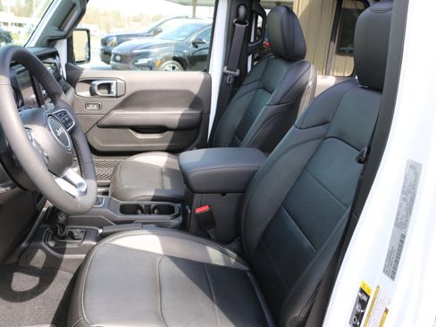 Used 2023 Jeep Wrangler Unlimited Sahara image 23