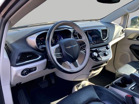 Used 2019 Chrysler Pacifica Limited w/ Advanced Safetytec Group FWD image 17