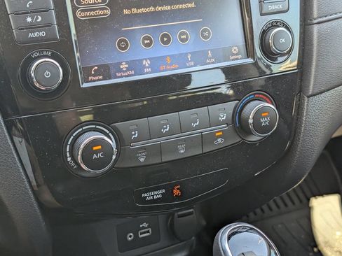 Used 2018 Nissan Rogue S AWD/4WD image 16