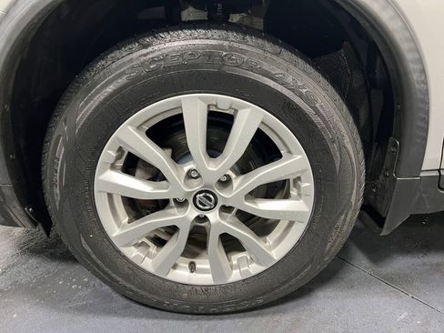 Used 2018 Nissan Rogue SV image 5