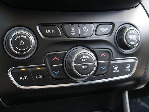 Used 2019 Jeep Cherokee Trailhawk w/ Comfort/Convenience Group AWD/4WD image 37