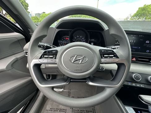 Used 2023 Hyundai Elantra SE FWD image 22