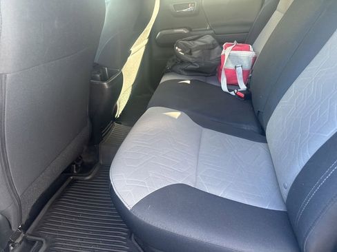 Used 2022 Toyota Tacoma TRD Sport image 9