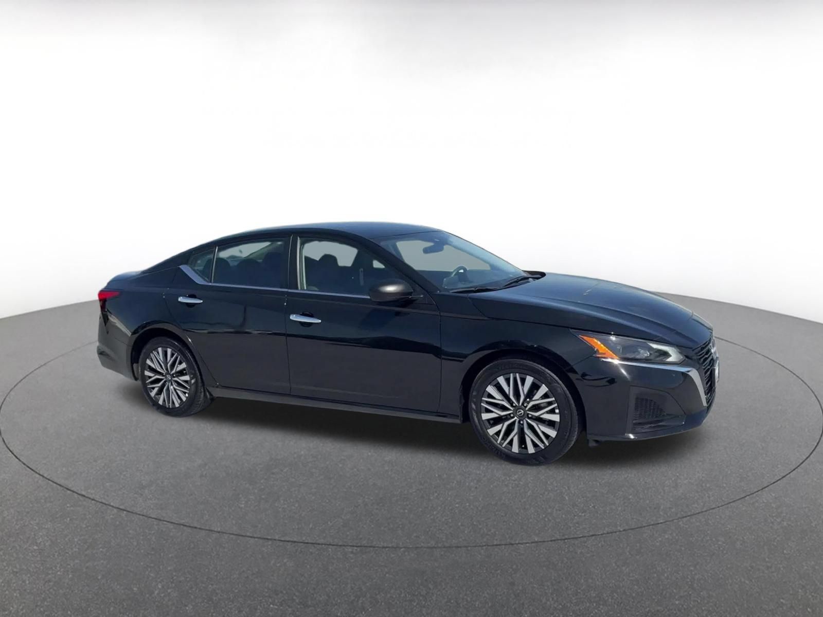 Used 2025 Nissan Altima 2.5 SV FWD image 2