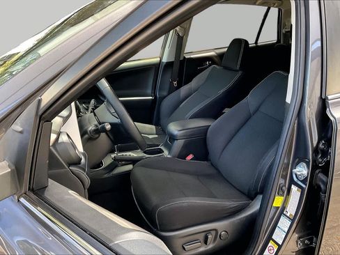 Used 2018 Toyota RAV4 XLE AWD/4WD image 8