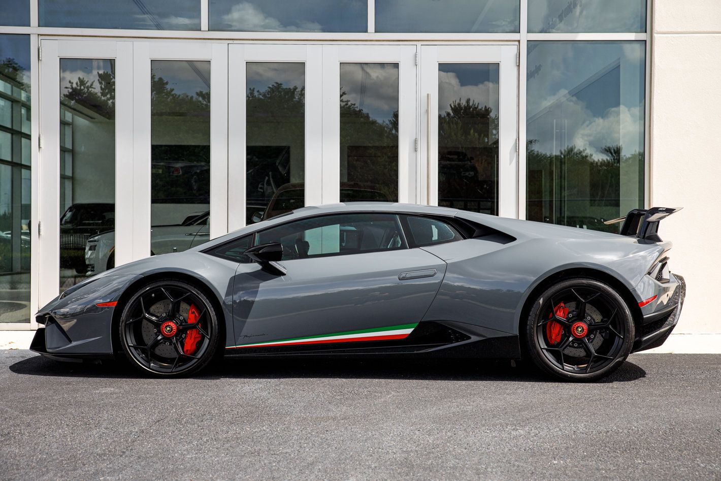 Used 2018 Lamborghini Huracan Performante AWD/4WD image 6