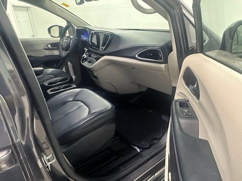 Used 2022 Chrysler Pacifica Touring-L FWD image 34