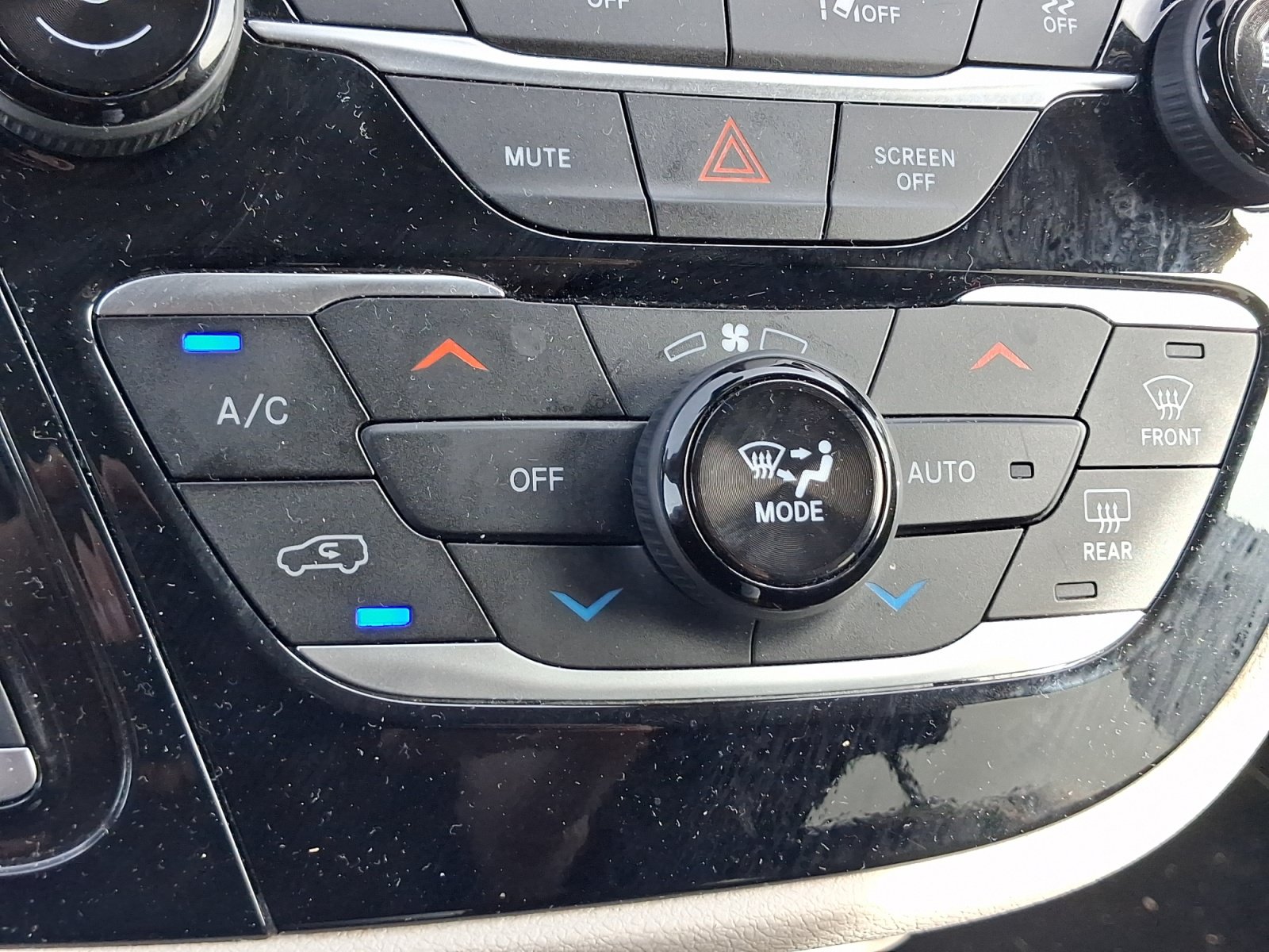 Used 2024 Chrysler Pacifica Touring-L FWD image 16